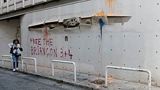 Επίθεση με μπογιές στο Γαλλικό Ινστιτούτο