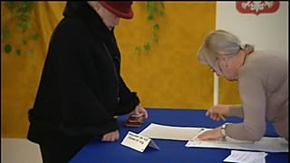 Polish vote for ruling Eurosceptic party splits between town and country