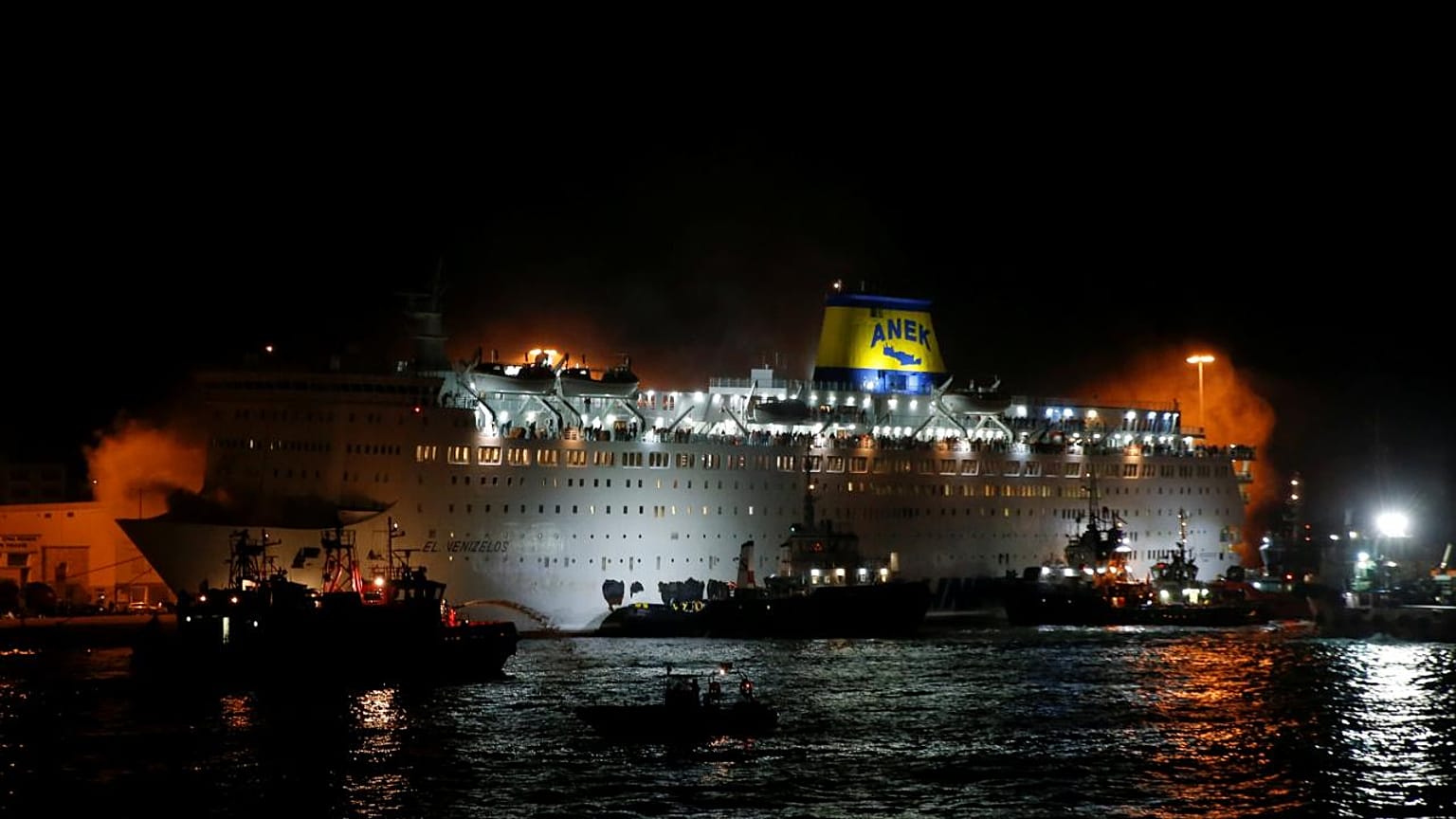 Griechenland: Passagiere von der brennenden Fähre Eleftherios Venizelos evakuiert. 
