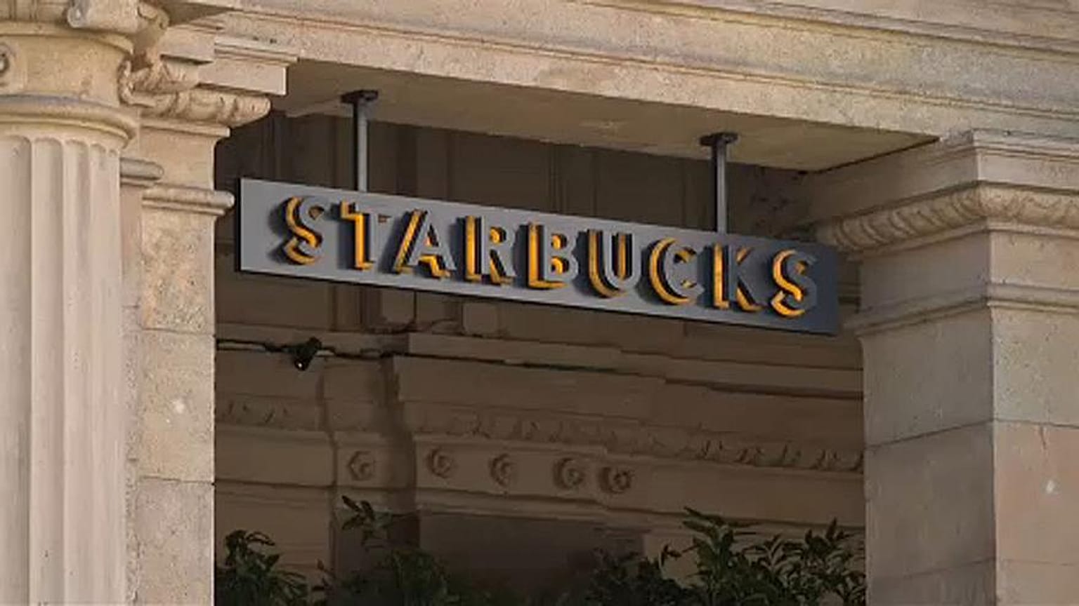 Primo mega-store di Starbucks a Milano