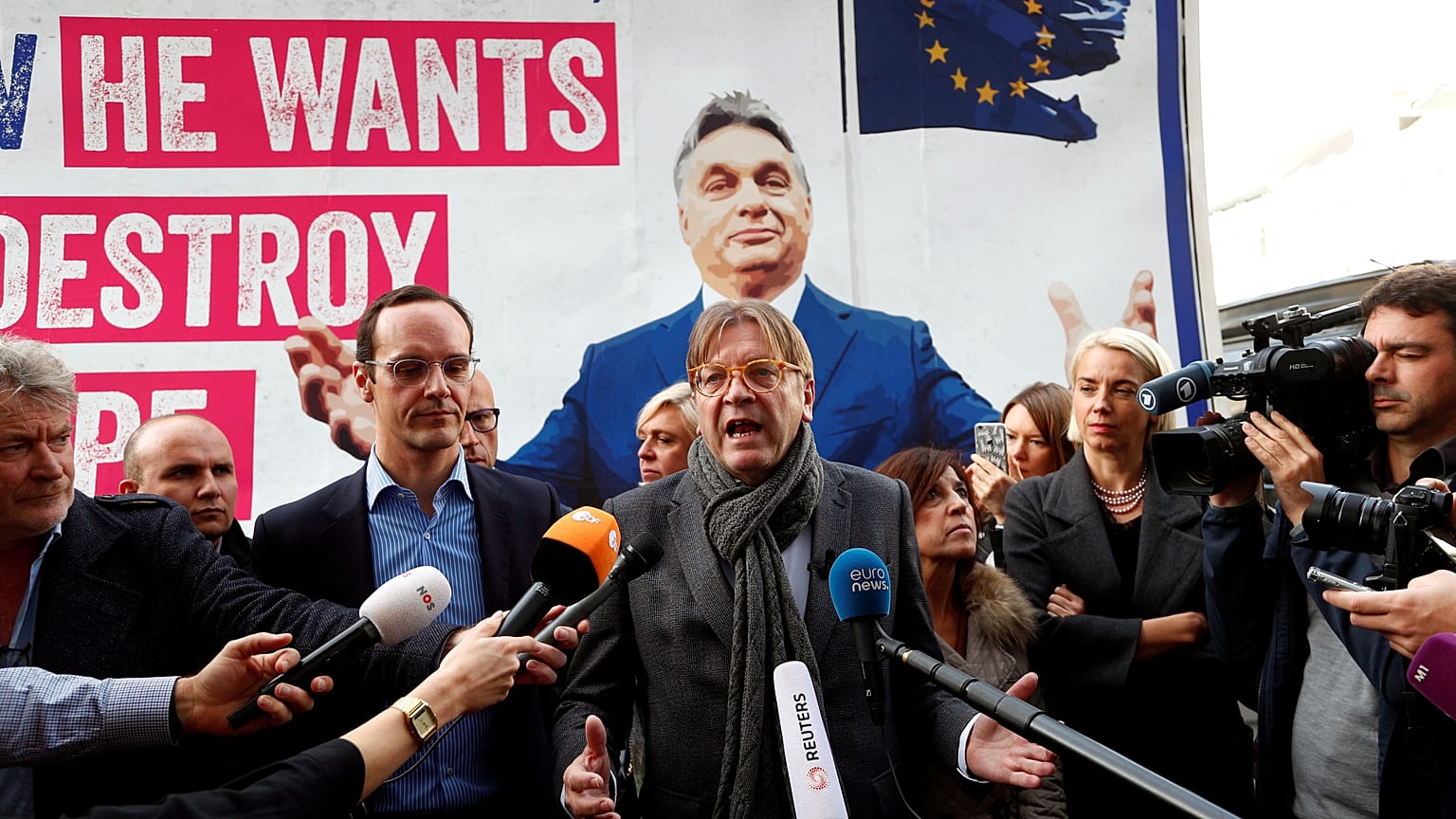 Guy Verhofstadt vs Viktor Orban, è scontro di campagne mediatiche 