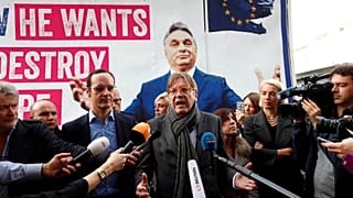 Mit Anti-Orban-Mobil auf Stimmenfang