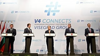 Távolodnak egymástól a V4 országai, véli a Politico