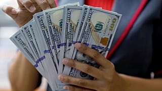 الدولار يتراجع مع سيطرة الديمقراطيين على مجلس النواب الأمريكي