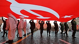 Европейские депутаты - против серпа и молота