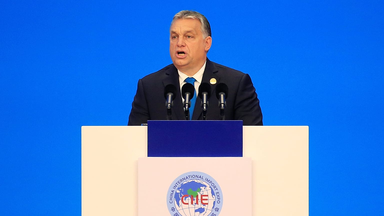 Orbán a Néppárt csúcsjelölt-választására Helsinkibe érkezett