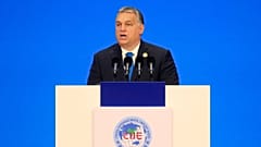Orbán a Néppárt csúcsjelölt-választására Helsinkibe érkezett