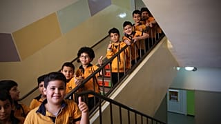 الشاشات الرقمية والفضاءات المغلقة تزيد من احتمال الإصابة بضعف البصر لدى الأطفال