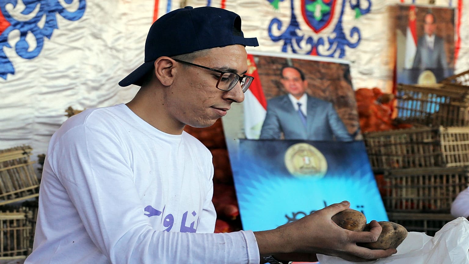 السيسي يتحدث والمصريون يستاؤون..  وكله من البطاطس !