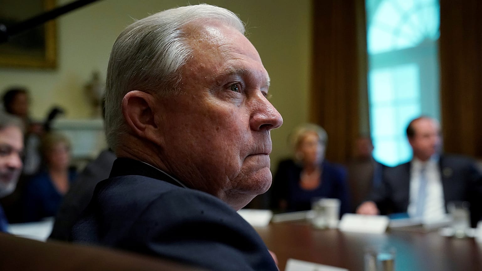 Usa: Trump licenzia Jeff Sessions 
