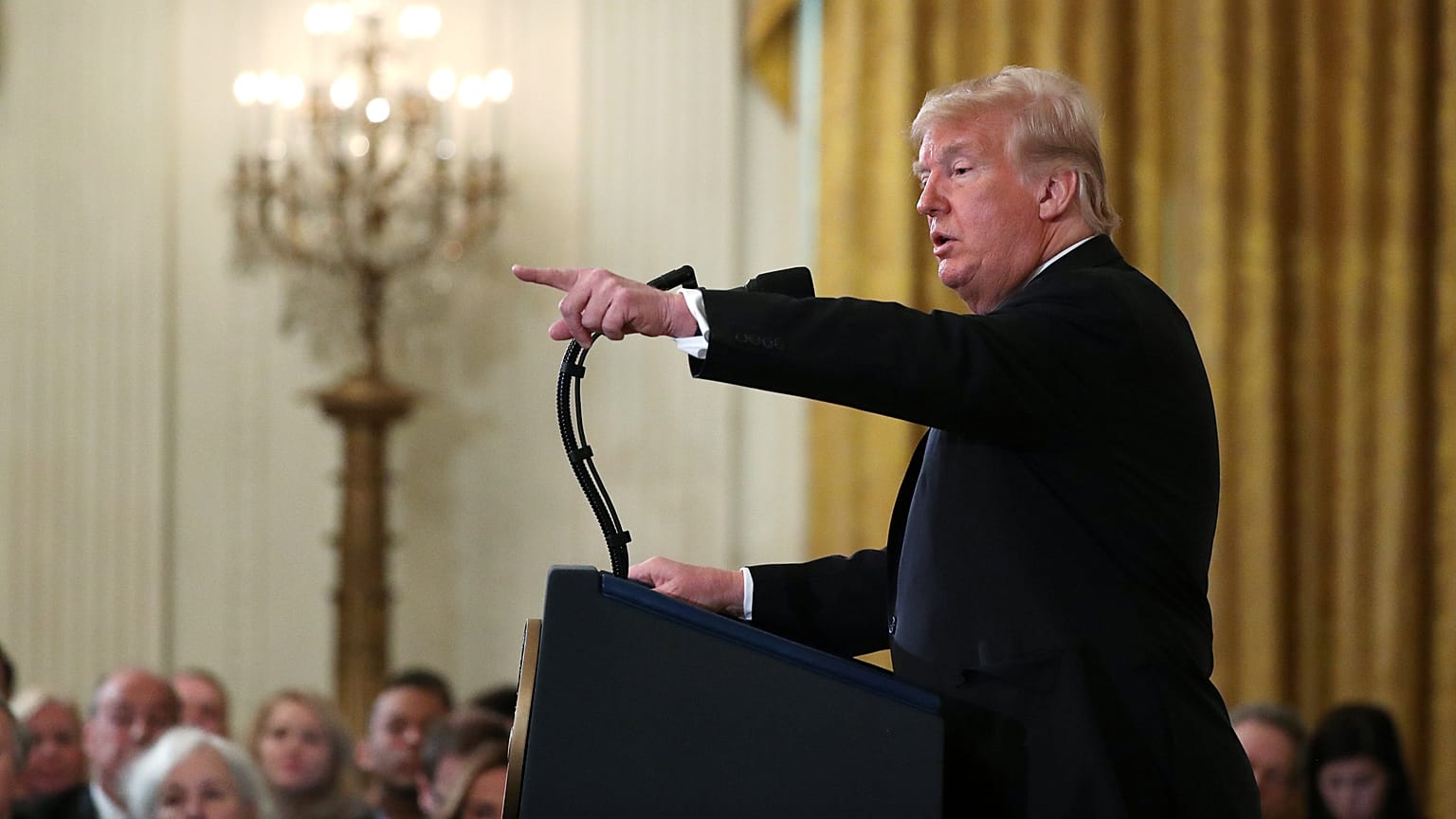 Trump’tan gazetecilere ağır sözler: Sen kaba, berbat birisin