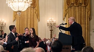 Beyaz Saray, Trump'a sert sorularıyla bilinen gazeteciye 'çalışana dokundu' diyerek yasak koydu