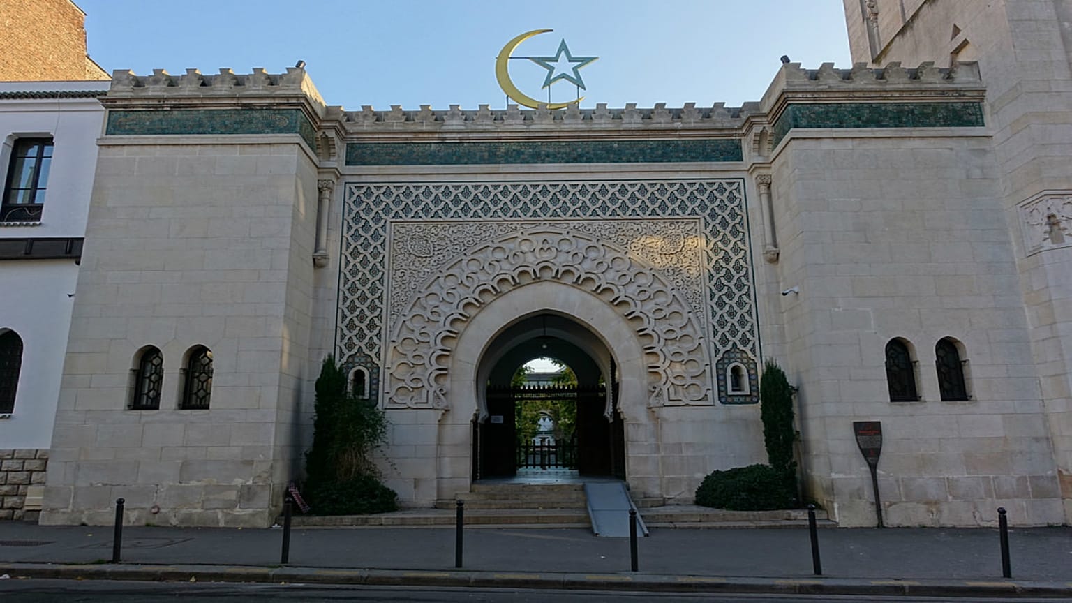 ماكرون يفكر في مراجعة قانون 1905 وتحديد الأطر الجديدة لـ "إسلام فرنسا"