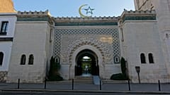 ماكرون يفكر في مراجعة قانون 1905 وتحديد الأطر الجديدة لـ "إسلام فرنسا"