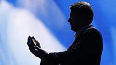 سامسونگ از تلفن همراه هوشمند تاشو با دو صفحه نمایش رونمایی کرد