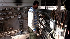 یک تکنسین برق‌کار در بغداد