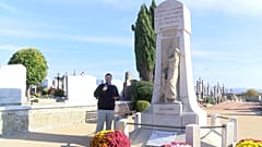Nicolas Beaupré, maître de conférences en histoire contemporaine à l'Université Clermont Auvergne, devant le monument aux morts pacifiste de Dardilly, en novembre 2018