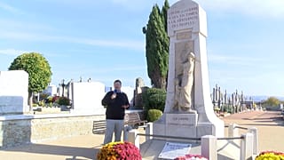 Nicolas Beaupré, maître de conférences en histoire contemporaine à l'Université Clermont Auvergne, devant le monument aux morts pacifiste de Dardilly, en novembre 2018