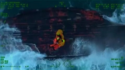 Rescate en medio de una fuerte tormenta en altamar