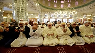 أتباع إحدى الطرق الصوفية داخل مسجد في الجزائر العاصمة يوم 02-11-2018
