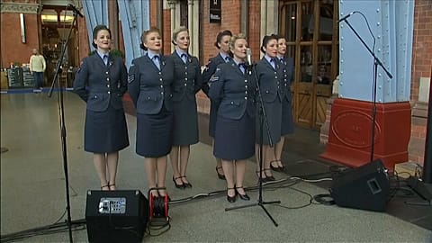 Лондон: песни военных лет поднимают дух и вселяют надежду 