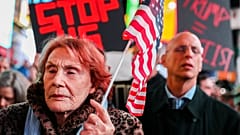 New York'ta binlerce kişi Trump yönetimini protesto etti