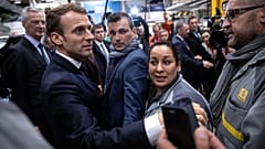 Dans l'Est, Macron rend hommage et récolte la colère