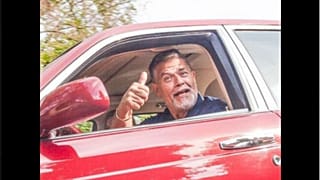 Tinder'da kız arkadaş bulmak için yaşını küçültmek istiyor