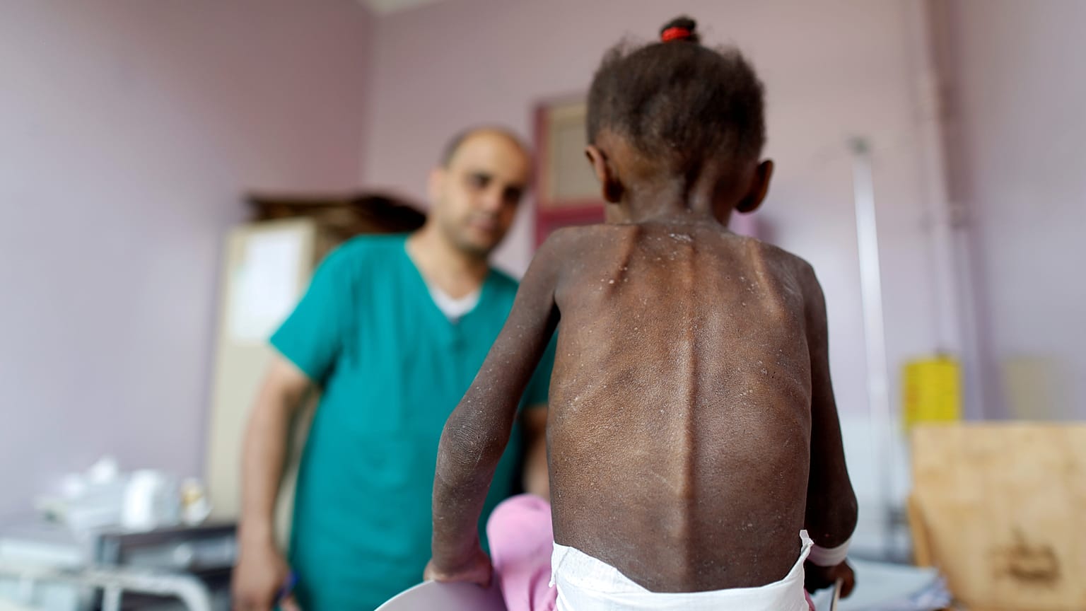 UN food body to double aid as government pushes to seize Hodeidah