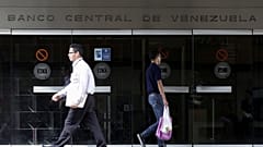 Venezuela Merkez Bankası önünden geçen insanlar