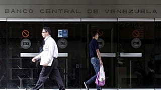 Venezuela Merkez Bankası önünden geçen insanlar