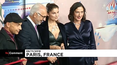 Laetitia Casta enciende las luces de Navidad de una famosa galería parisina