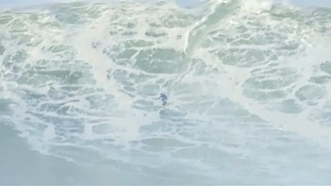 Surfistas cabalgan olas gigantes en Nazaré 