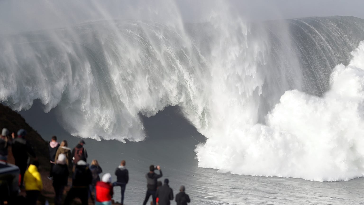 Grant Baker y Natxo González comparten la gloria en Nazaré