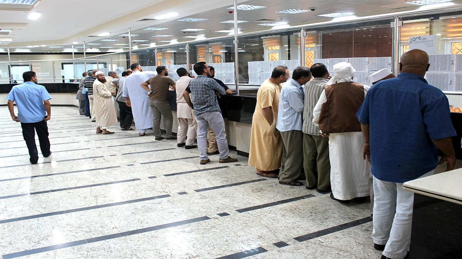 ليبيون داخل مكتب للصرافة في مدينة مصراتة 