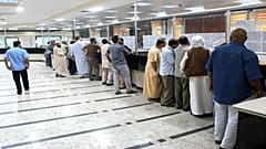 ليبيون داخل مكتب للصرافة في مدينة مصراتة 