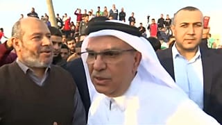 فلسطينيون غاضبون يرشقون موكب السفير القطري بالحجارة في غزة