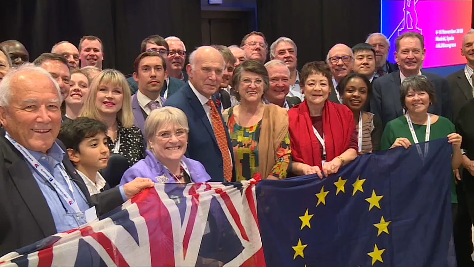Teilnehmer des ALDE-Kongresses posieren mit GB- und Europaflagge