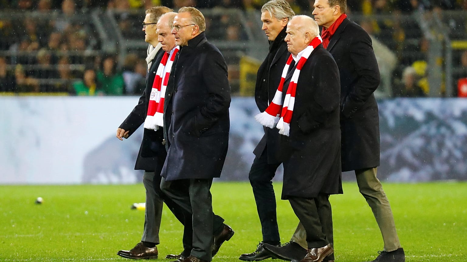Bayern-Bosse not amused: Rummenigge und Hoeneß bei 3:2 mit Bier beschüttet 