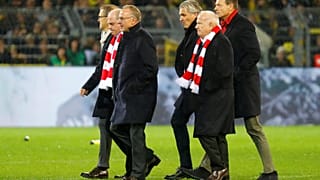 Bayern-Bosse not amused: Rummenigge und Hoeneß bei 3:2 mit Bier beschüttet 