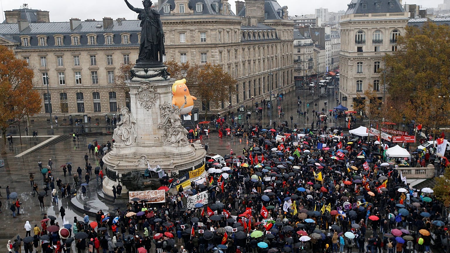 Halbnackt im Regen und mit Baby Trump: Proteste in Paris