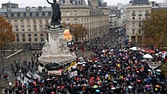 Halbnackt im Regen und mit Baby Trump: Proteste in Paris