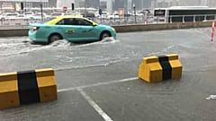 Wassermassen auf den Straßen am Persischen Golf