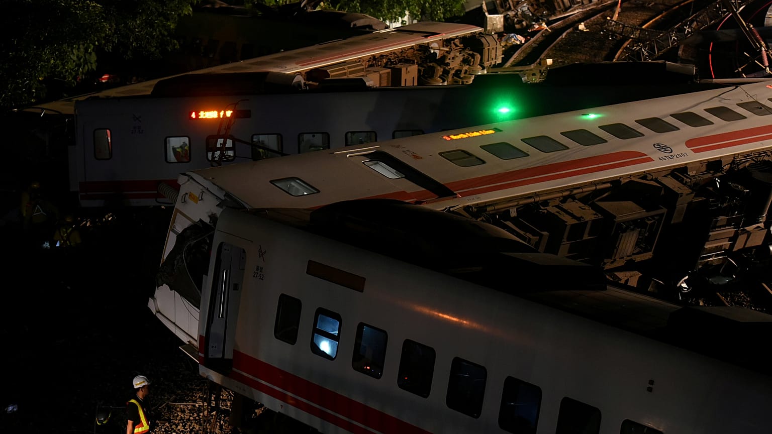 Yük treni raydan çıktı, 40 kaçak yolcu öldü
