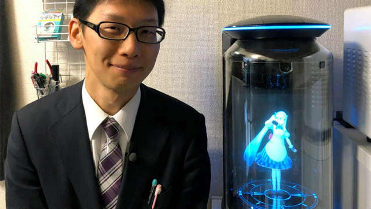 'Kanlı-canlı bir kadınla olmazdı' diyen Japon, hologram sevgilisiyle evlendi