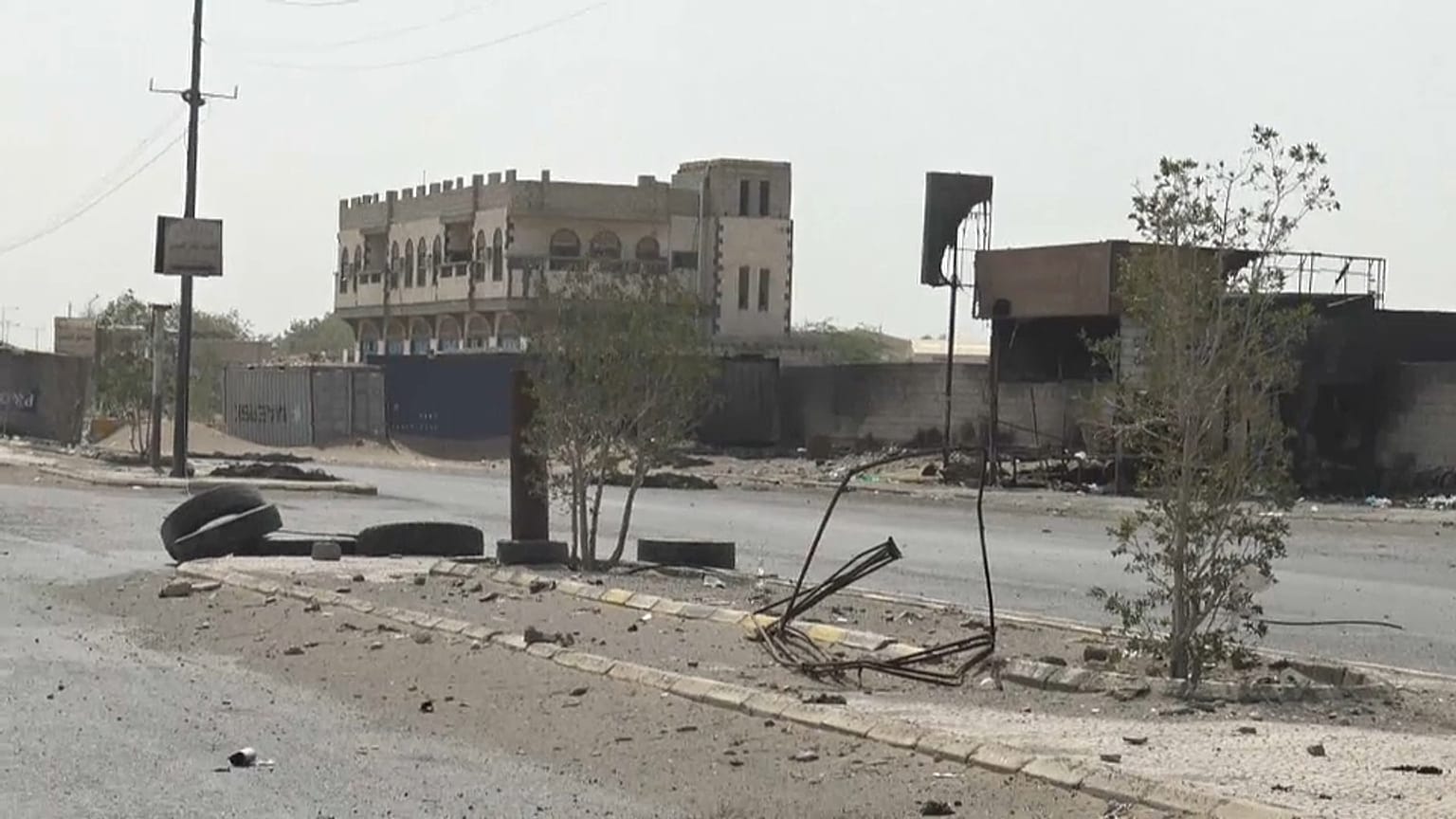 آثار القتال في مدينة الحديدة