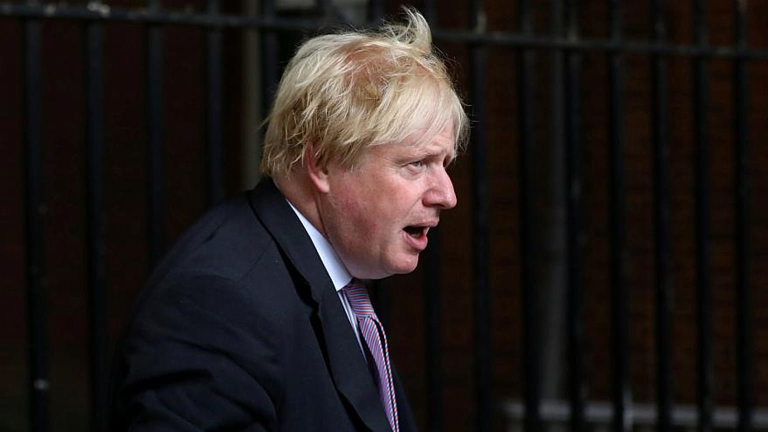 Johnson: İngiltere AB'ye teslim olmanın eşiğinde