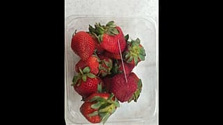 Detenida una mujer en Australia por insertar agujas dentro de fresas