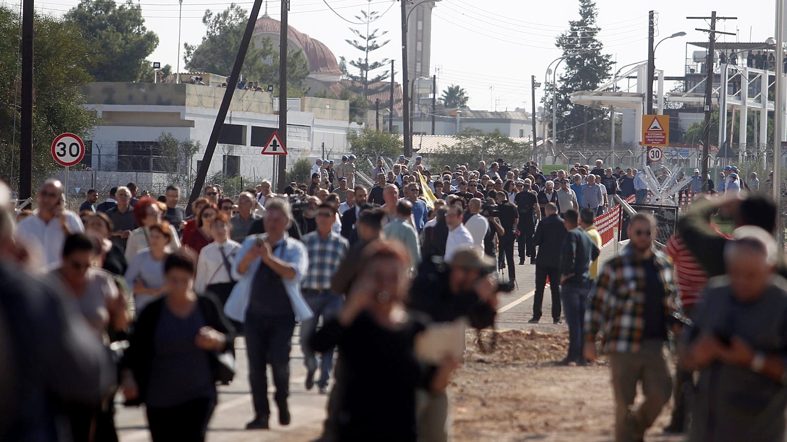 Κύπρος: Άνοιξαν τα οδοφράγματα Δερύνειας και Απλικίου- Λεύκας