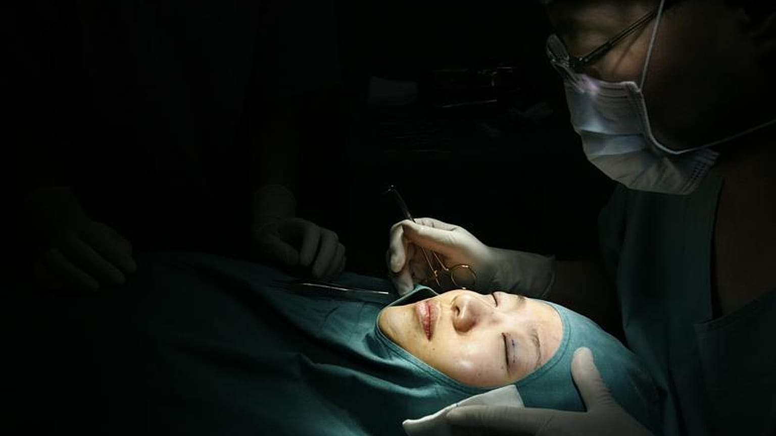 İran'da 'kedi gözü' ve 'eşek kulağı' estetiğine 74 kırbaç ceza